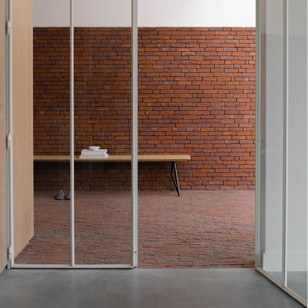 Design Dining Bench | Butterfly Bench Steel black powdercoating | Walnut naturel lacquer | Studio HENK | 