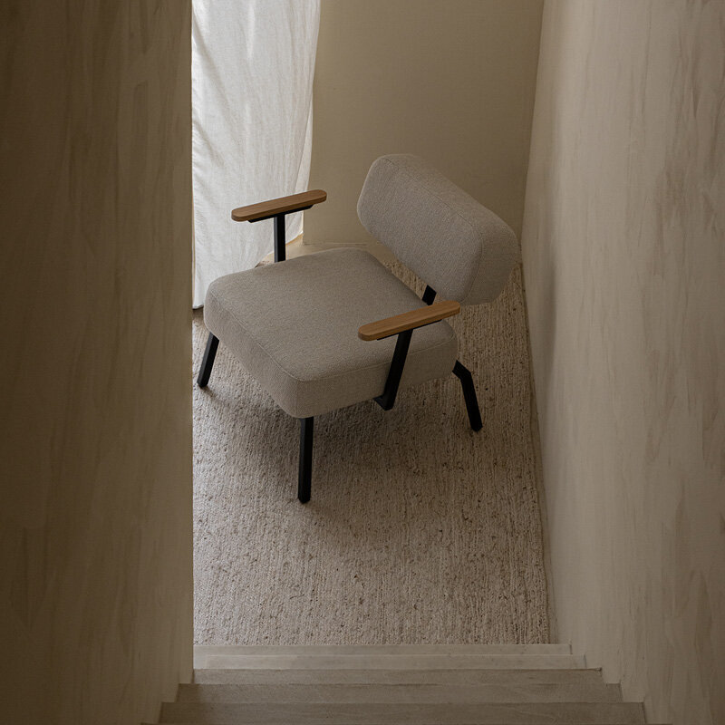 Design modern sofa | Ode lounge chair with armrest 1 twillweave 230 | Studio HENK | Listing_image