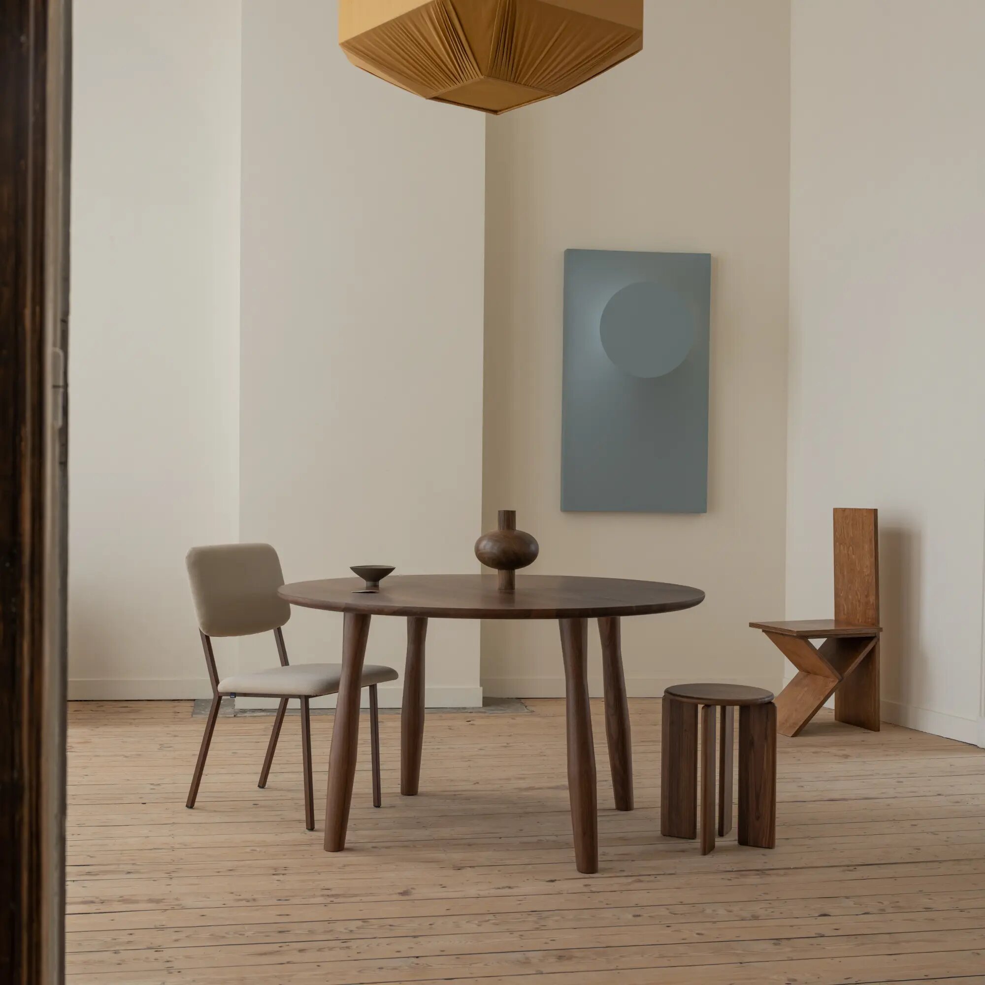 Ronde Design dining table | Dansk Quadpod  Walnut naturel lacquer | Walnut naturel lacquer | Studio HENK | 