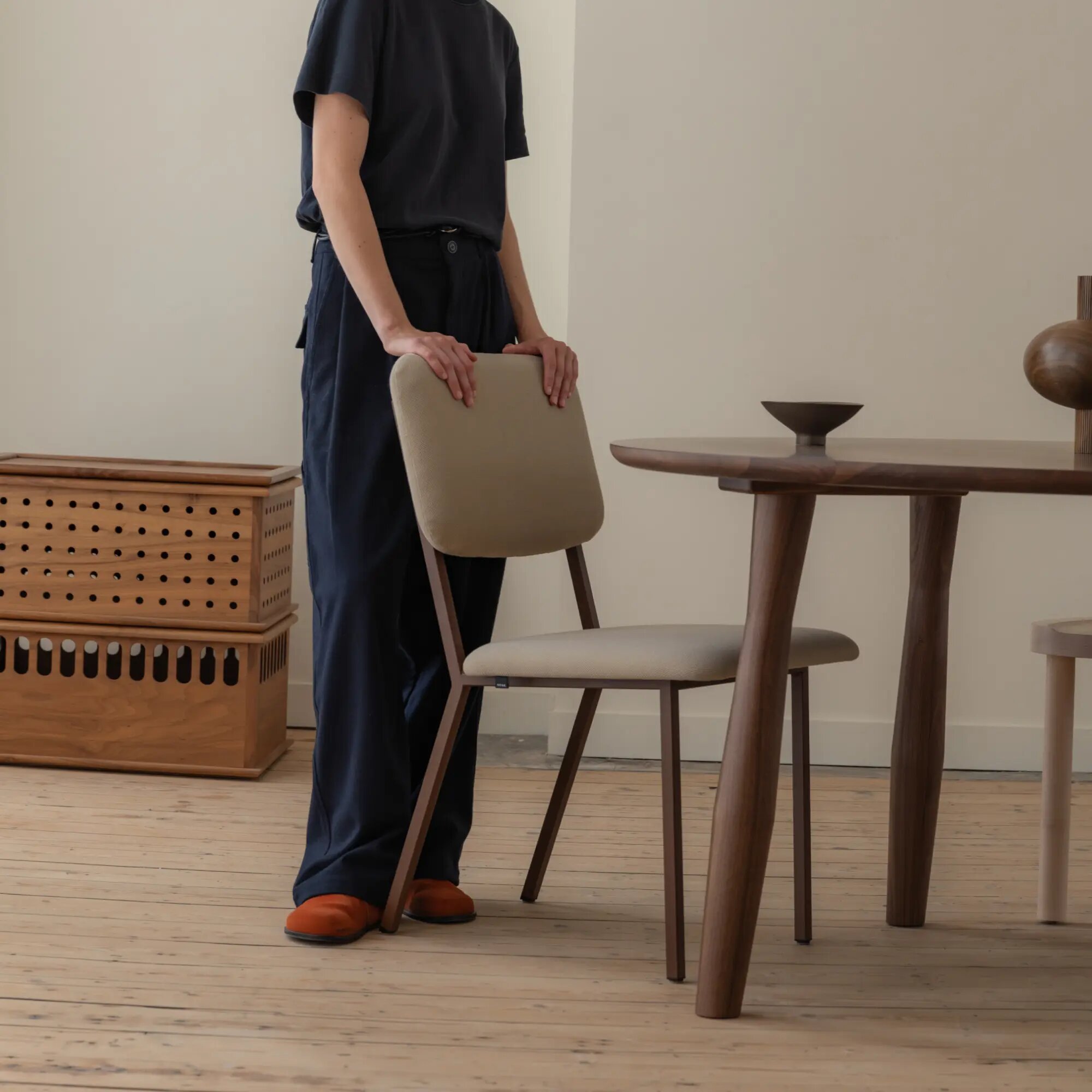 Ronde Design dining table | Dansk Quadpod  Walnut naturel lacquer | Walnut naturel lacquer | Studio HENK | 