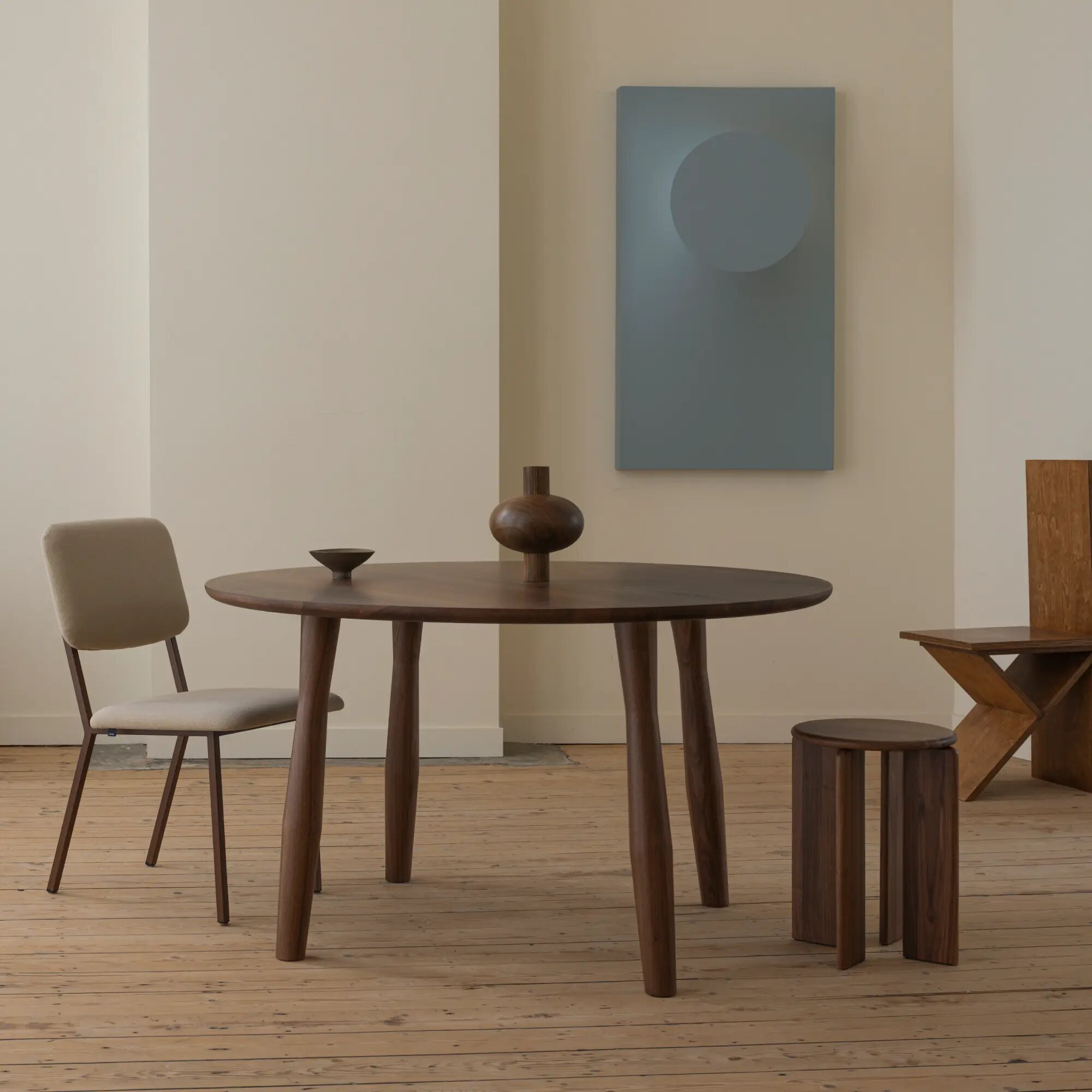 Ronde Design dining table | Dansk Quadpod  Walnut naturel lacquer | Walnut naturel lacquer | Studio HENK | 