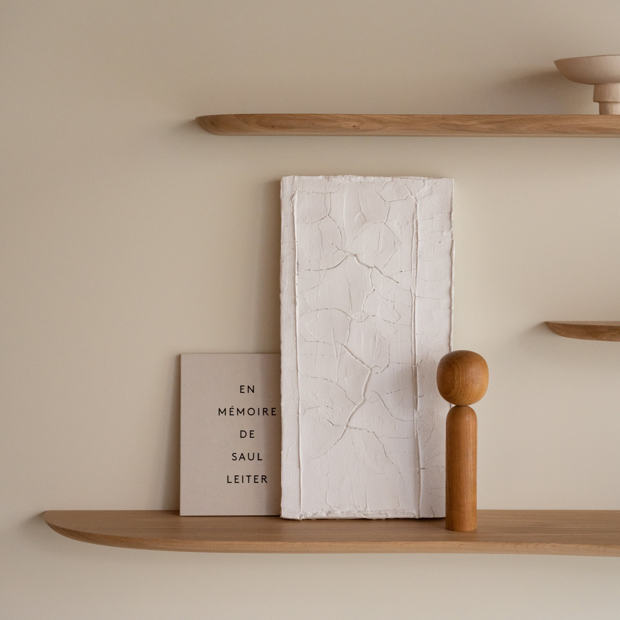 Design shelf | Blob shelf L Left Walnut naturel lacquer Chamfered | Studio HENK | 