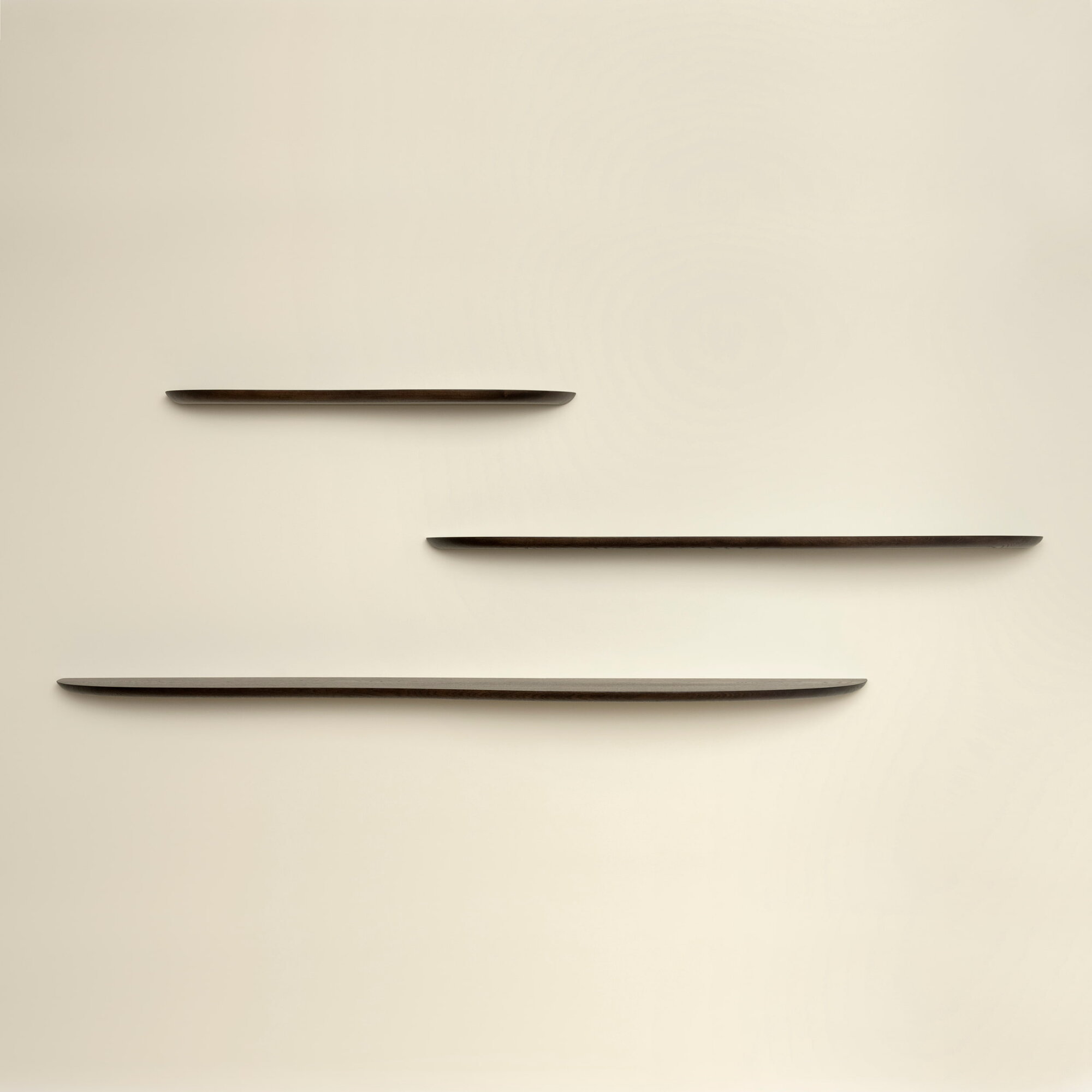 Design shelf | Blob shelf L Left Walnut naturel lacquer Chamfered | Studio HENK | 